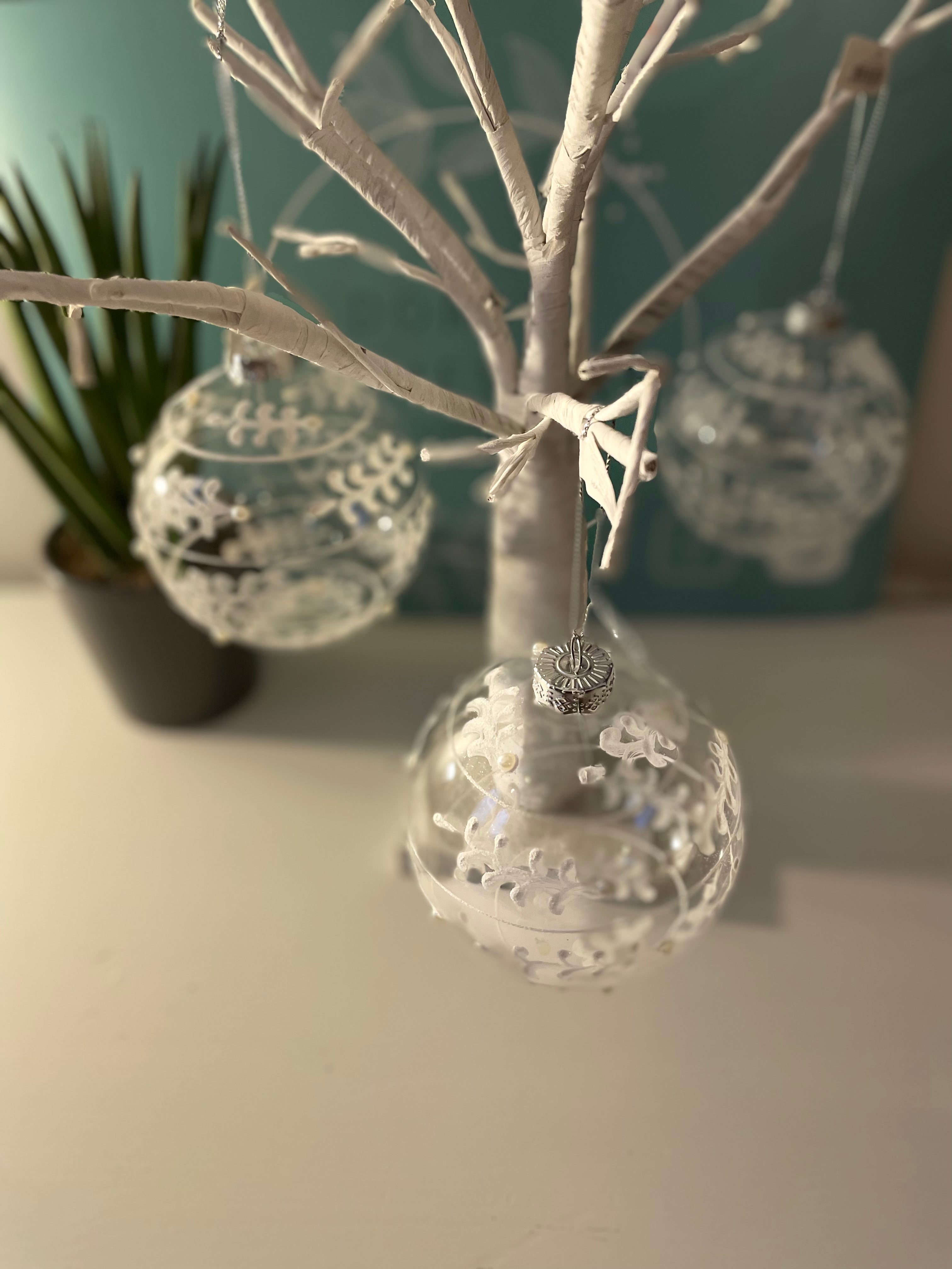GLASS BAUBLE WITH WHITE LEAF DECAL 10CM