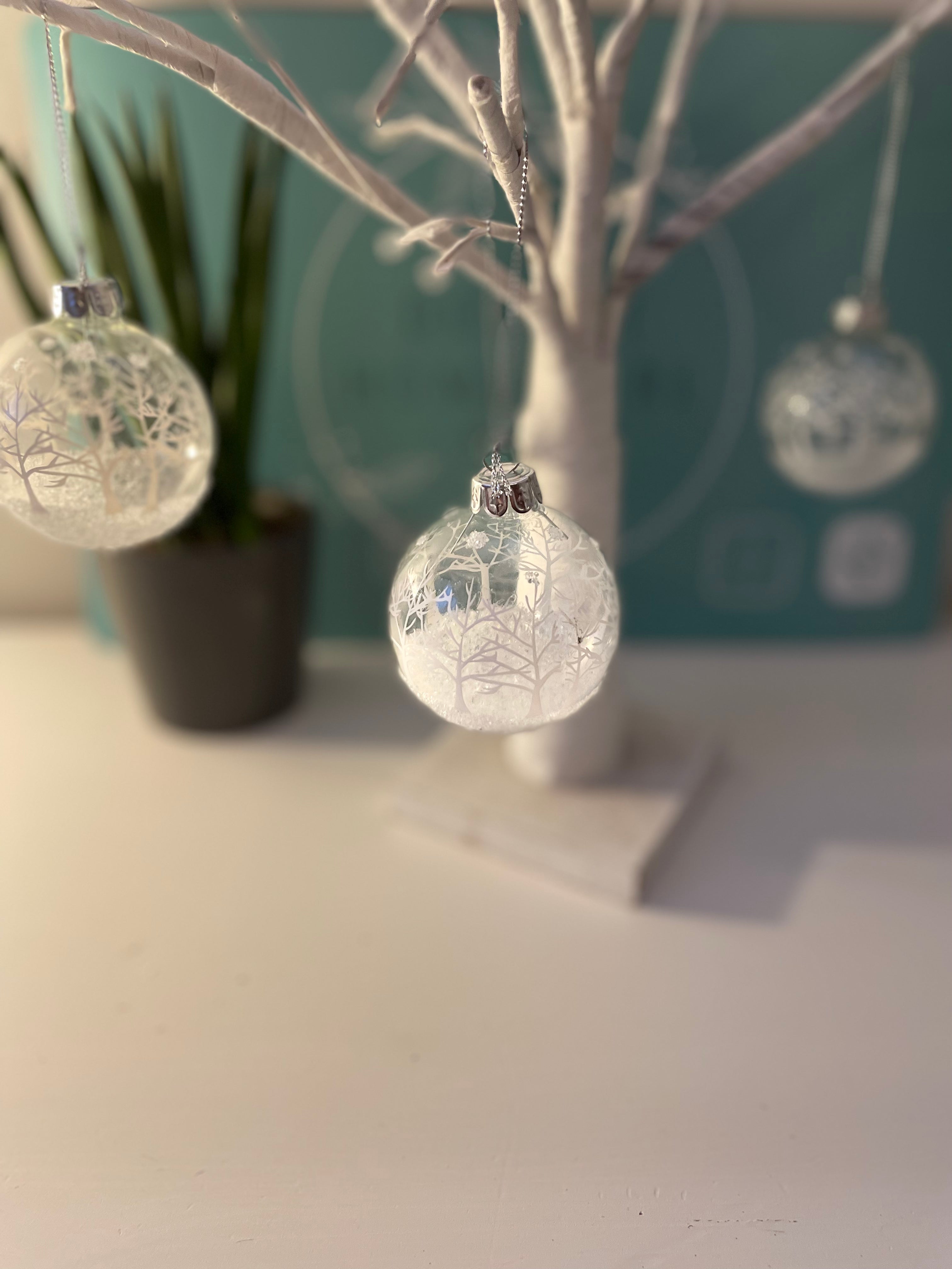 FROSTED CHRISTMAS SCENE BAUBLES